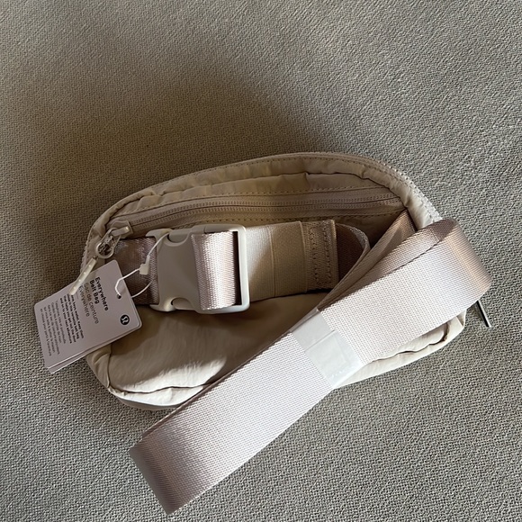 Lululemon Everywhere Belt Bag in White Opal - Picture 7 of 10